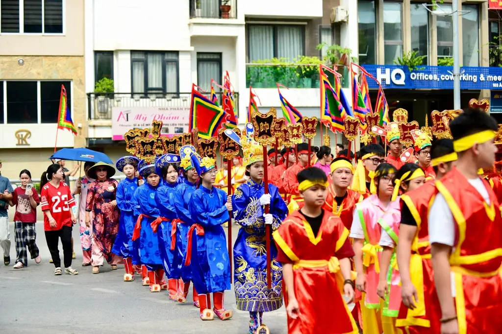 Đoàn rước tại Hội đình Tứ Liên