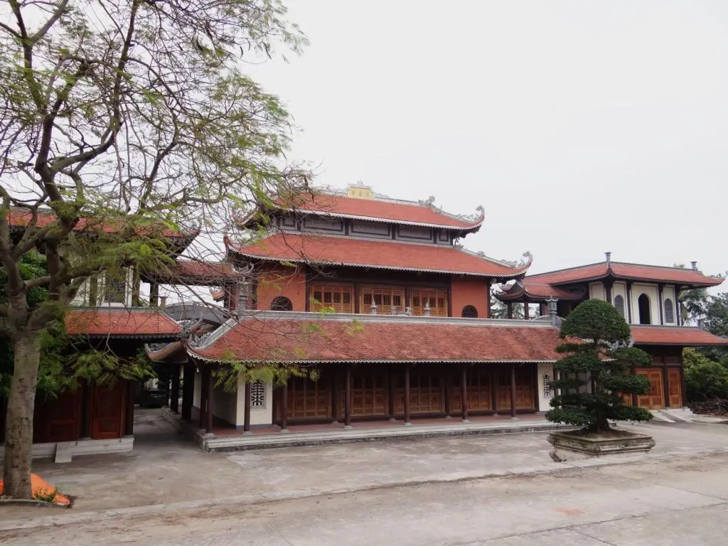 Khuôn viên Chùa Muống