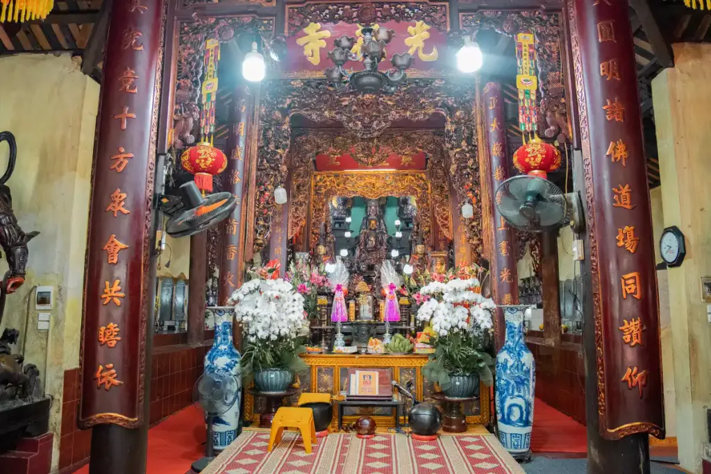 Cảnh quan bên trong Chùa Thiền Quang