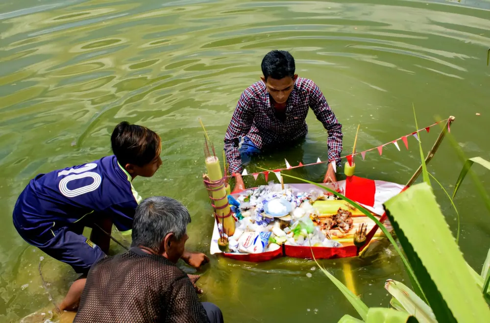 Người dân thực hiện nghi thức cúng tống tiễn trong Lễ hội Thắk Côn