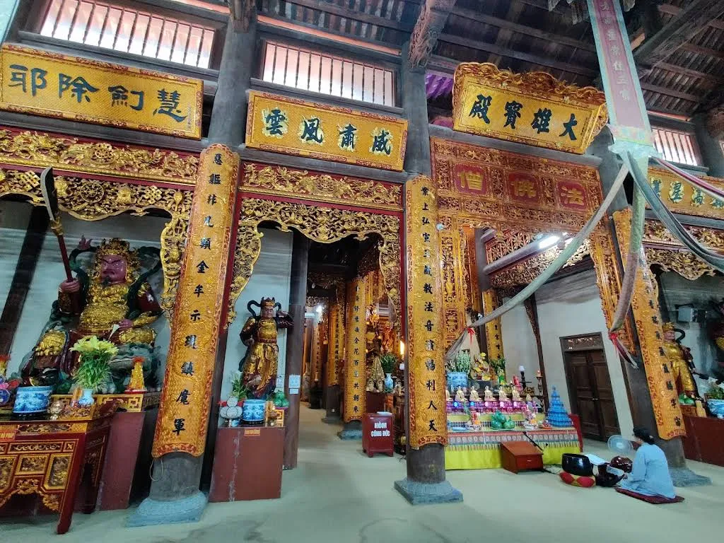 Bên trong chùa Hà Tiên