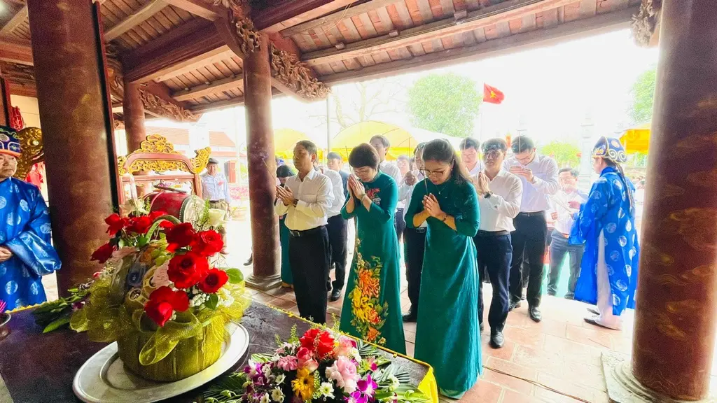 Dâng hương tại Lễ hội Làng Bình Hải