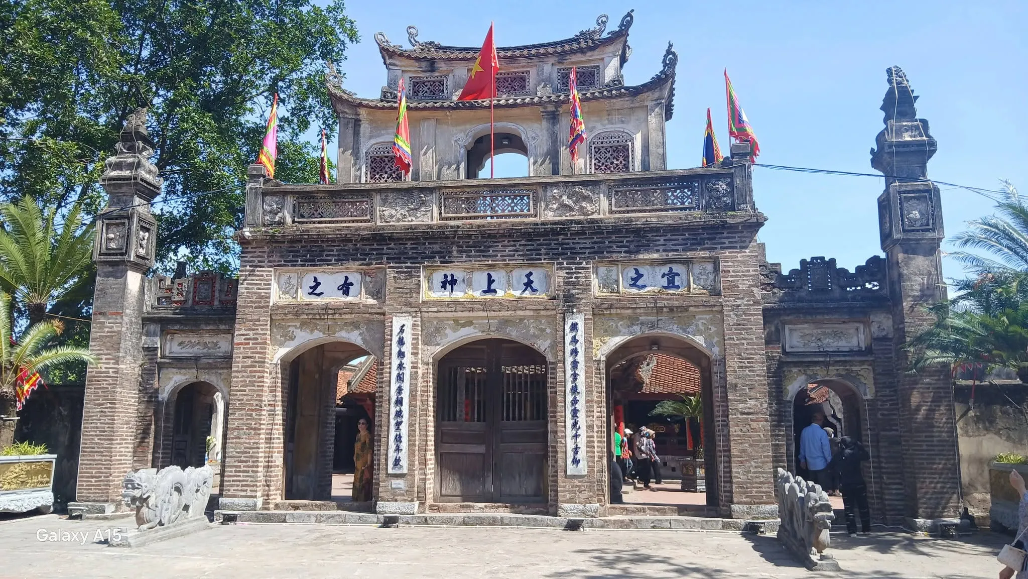 Cổng vào đền thờ Thánh Gióng