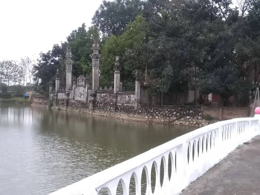 Cảnh quan bên ngoài di tích Đình Đồng Táng