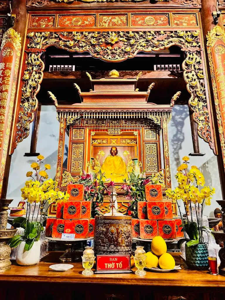 Cảnh quan bên trong chùa Báo Ân