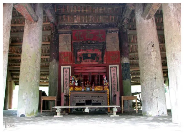 Gian thờ bên trong Đình Thanh lũng