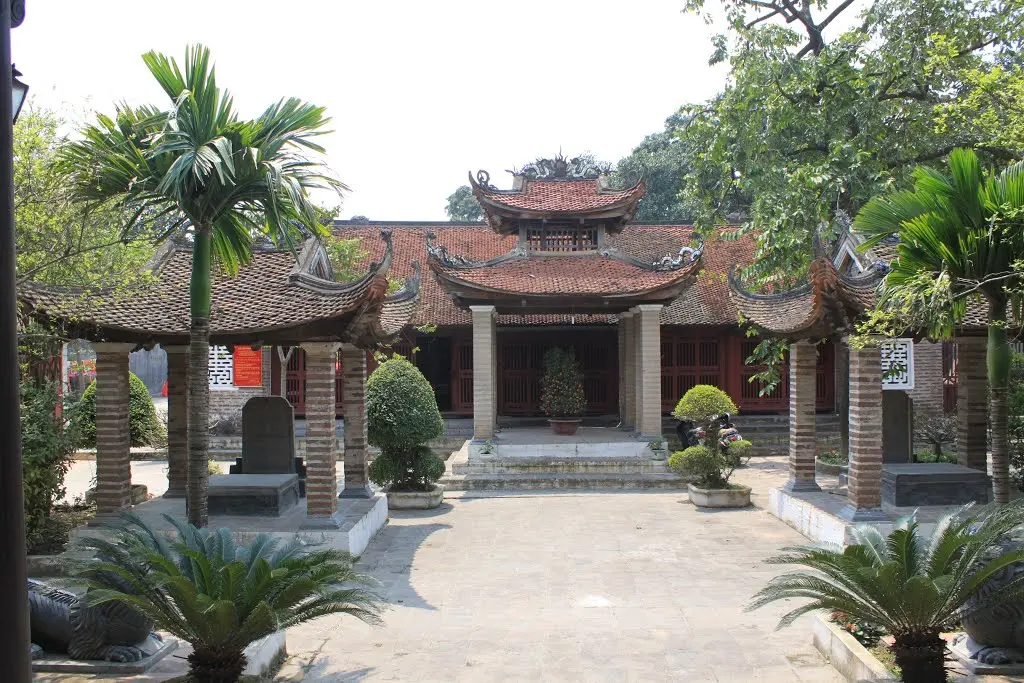 Khuôn viên Đình Chèm