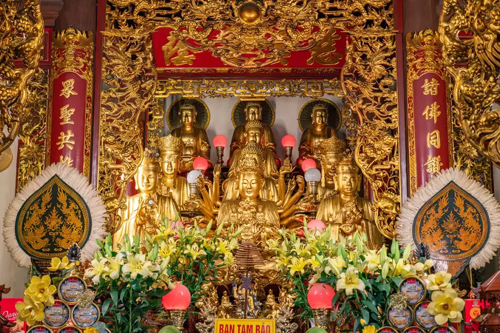 Ban thờ bên trong Chùa Vân Hồ