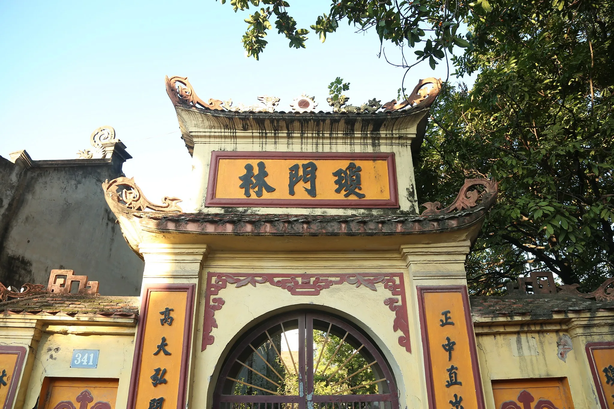 Cổng tam quan Chùa Ngọc Mạch