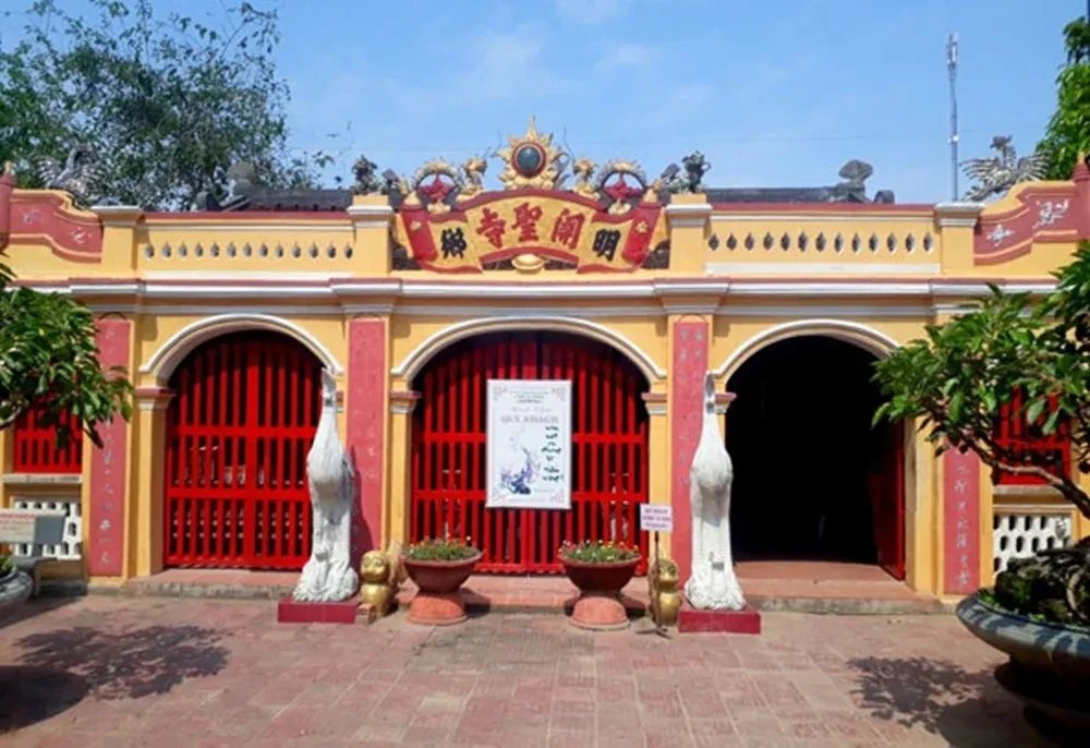 Tam quan Chùa Ông
