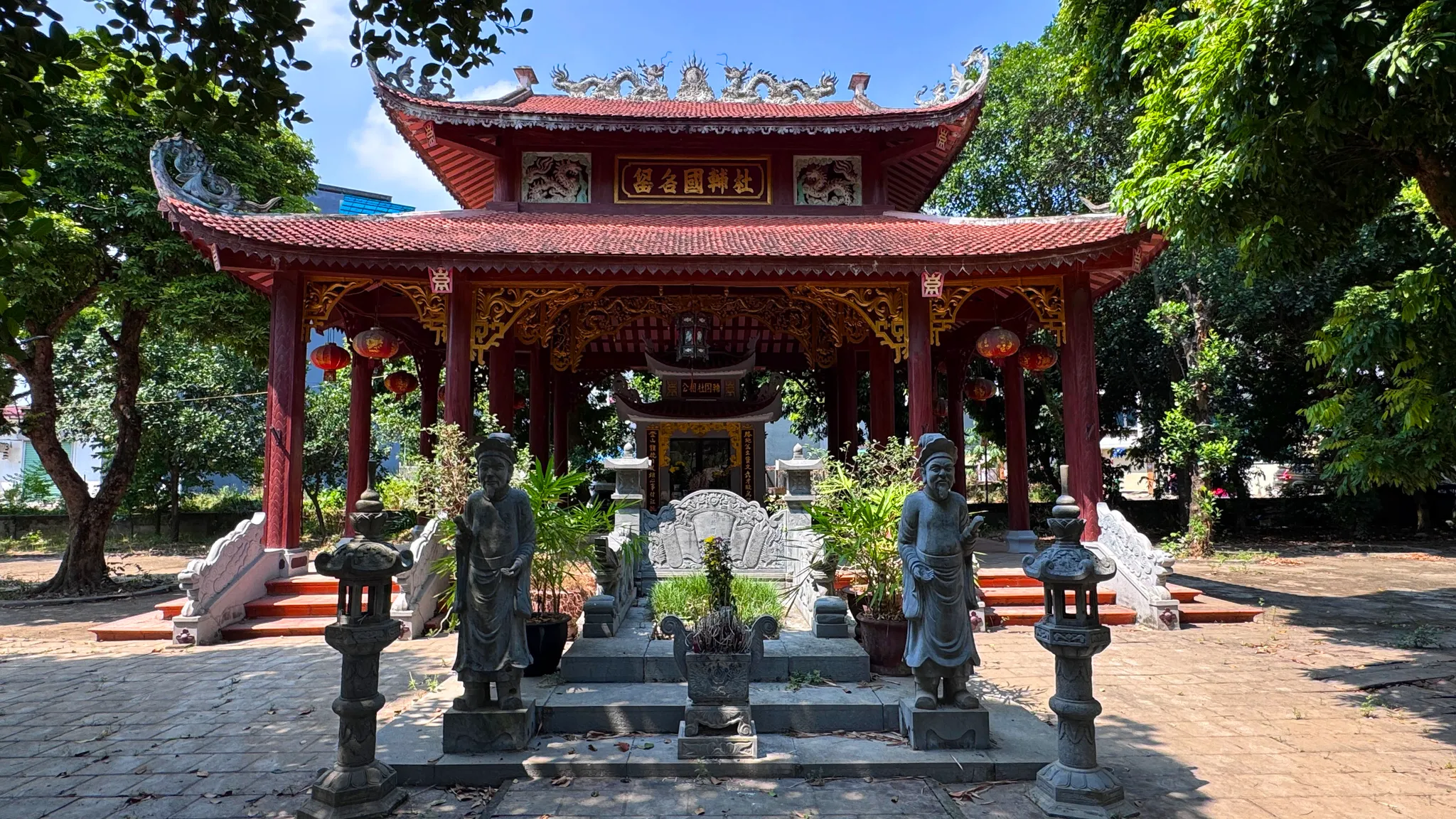 Toàn cảnh khu lăng mộ Đức thánh làng Hậu Ái