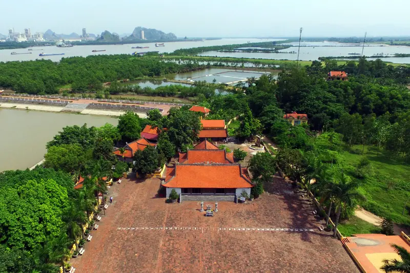 Cảnh quan Đền Trần Hưng Đạo - Miếu Vua Bà