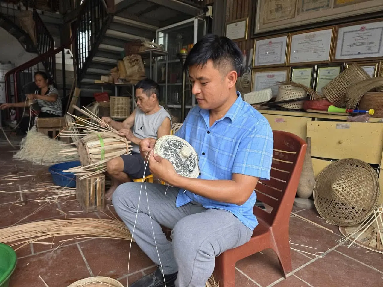 Nghệ nhân Nguyễn Phương Quang đang hoàn thiện sản phẩm giành tích ủ trà