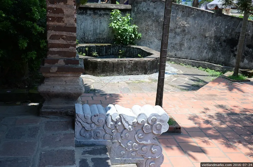 Mây đá trước bậc thềm Đền Thờ Cao Lỗ