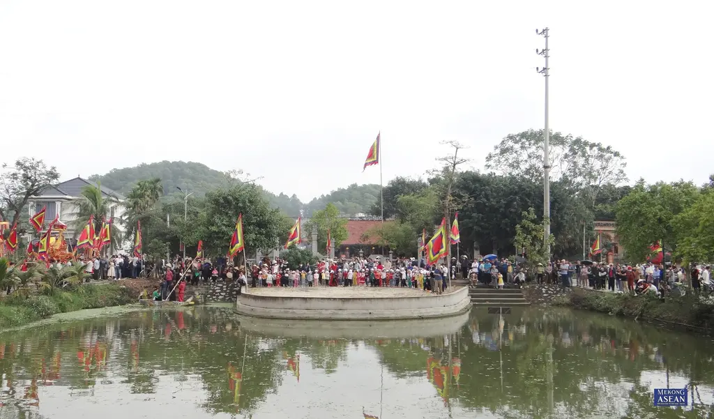 Đông đảo đại biểu, người dân và du khách thập phương tham dự Lễ hội Đền Cao
