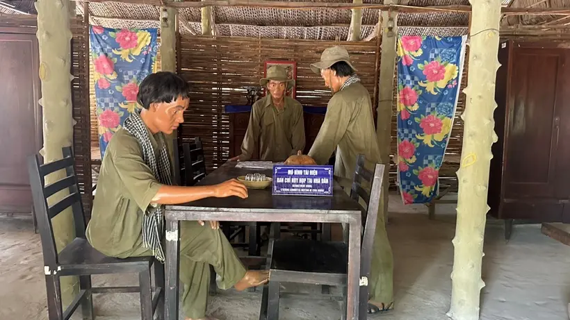 Mô hình tái hiện Ban chỉ huy họp tại nhà dân tại Khu di tích chiến thắng Ấp Bắc
