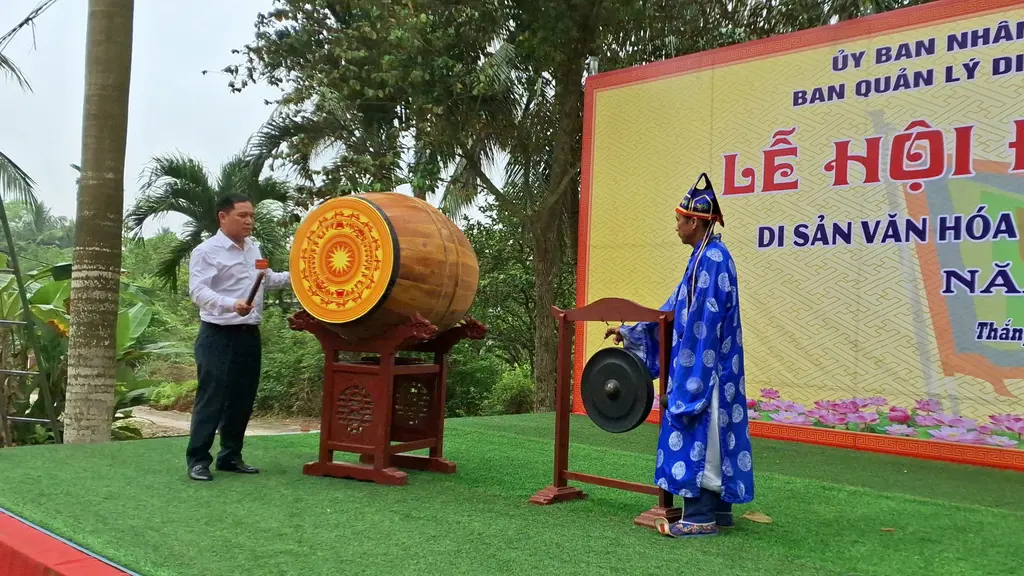 Đánh trống đánh chiêng khai hội Đền Mưng