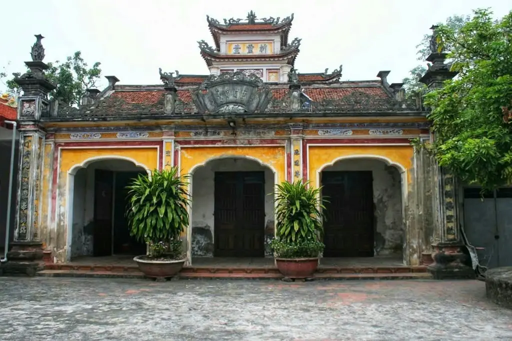 Chính diện miếu thành hoàng làng trong khu Di Tích Hoành Nha