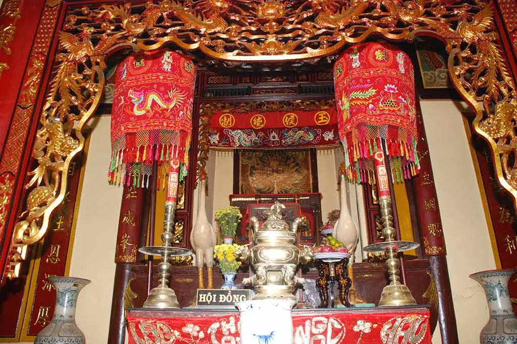 Ban thờ bên trong Đình Vĩnh Tế