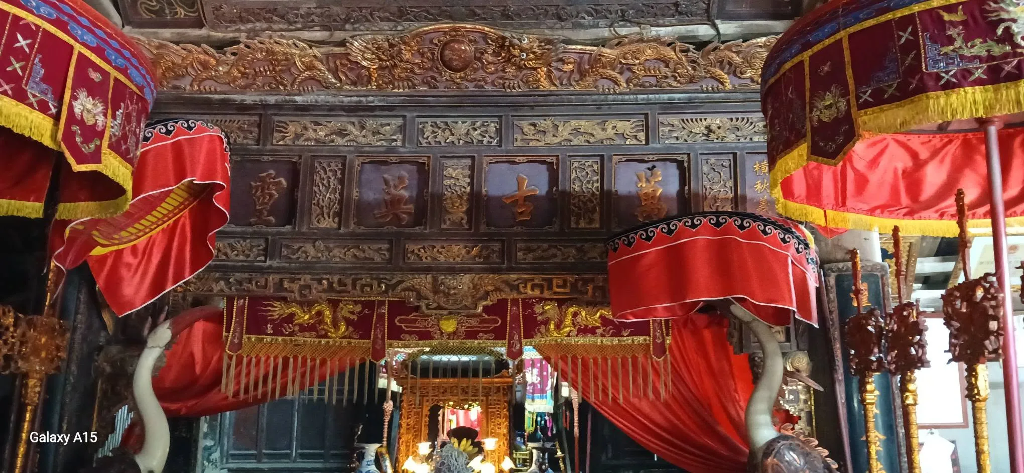 Cửa võng trong đình làng Tiên Lữ
