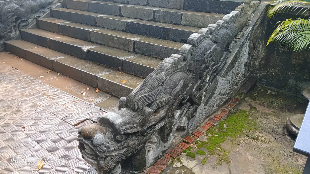 Rồng đá bên trái Thành bậc thềm Điện Kính Thiên, Hoàng Thành Thăng Long
