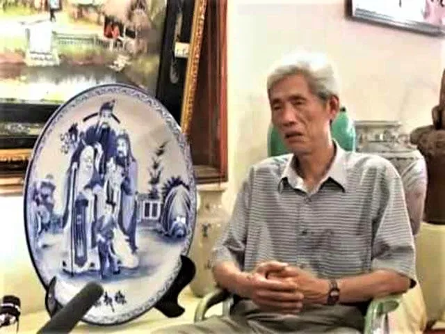 Hình ảnh Nghệ nhân Lê Minh Châu bên cạnh tác phẩm của mình
