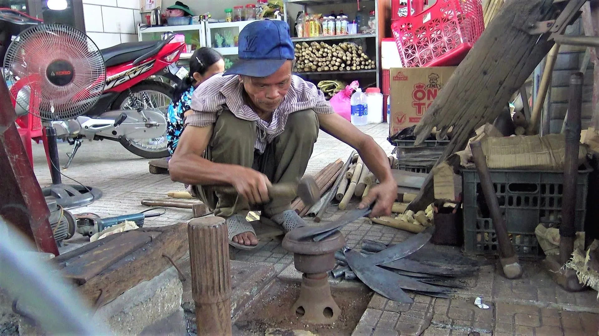 Công đoạn mài sửa hoàn thiện của nghề rèn Cầu Vực