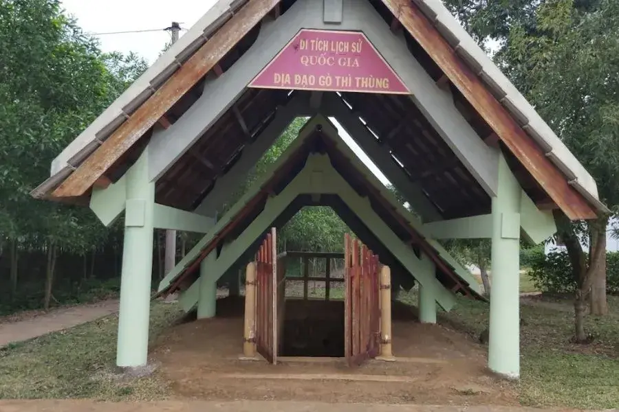 Lối xuống hầm Địa Đạo Gò Thì Thùng