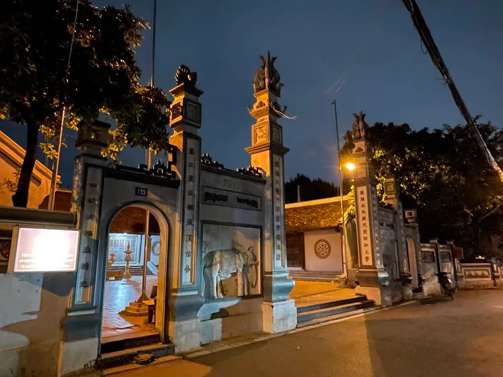 Công tam quan di tích Đình Bằng Liệt về đêm