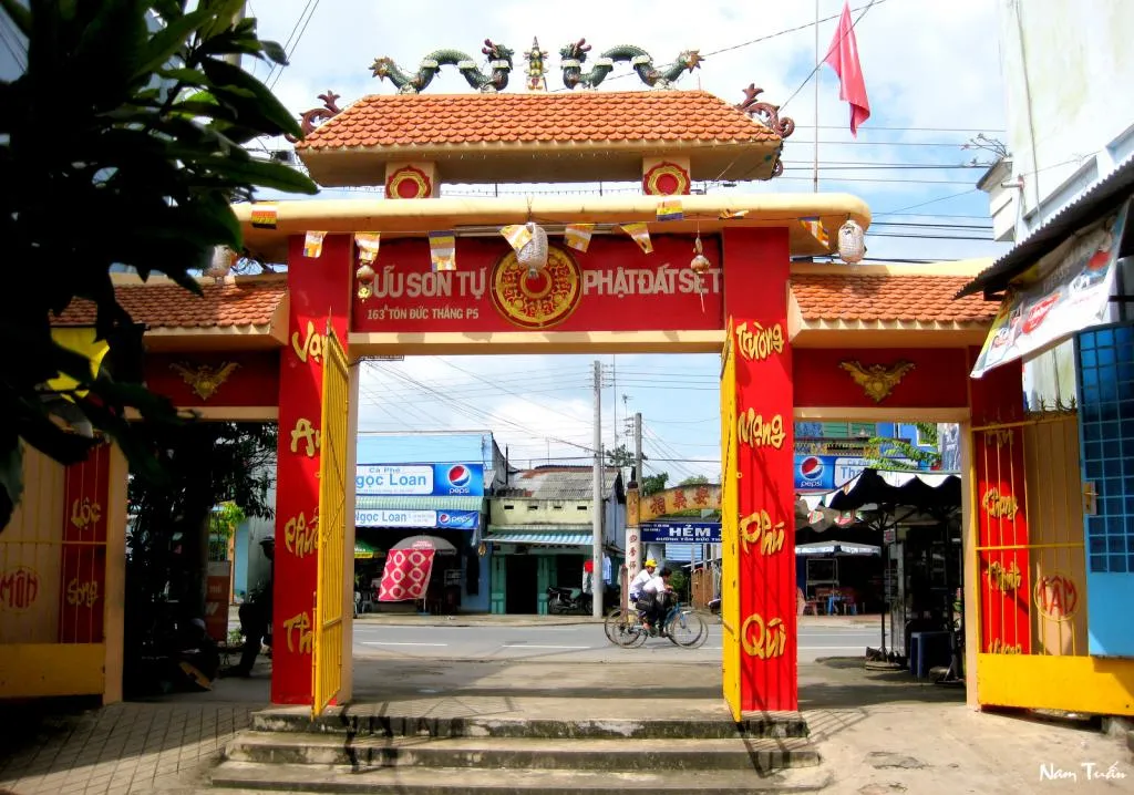 Cổng Chùa Đất Sét