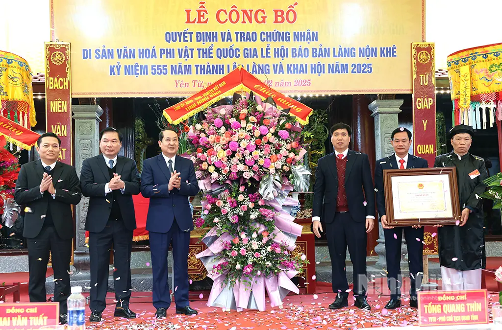 Trao chứng nhận cho Lễ hội Báo Bản (Lễ hội Làng Nộn Khê)