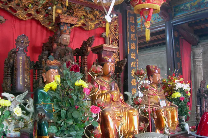 Ban thờ bên trong Đền Mẫu Âu Cơ