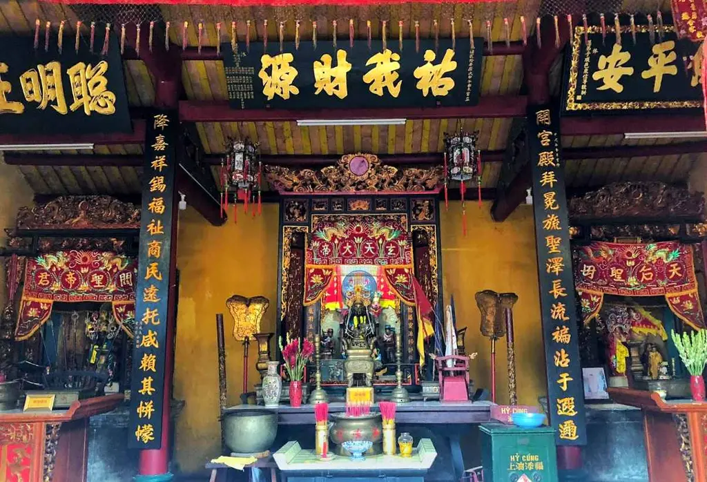 Tiền sảnh Chùa Ông Bắc