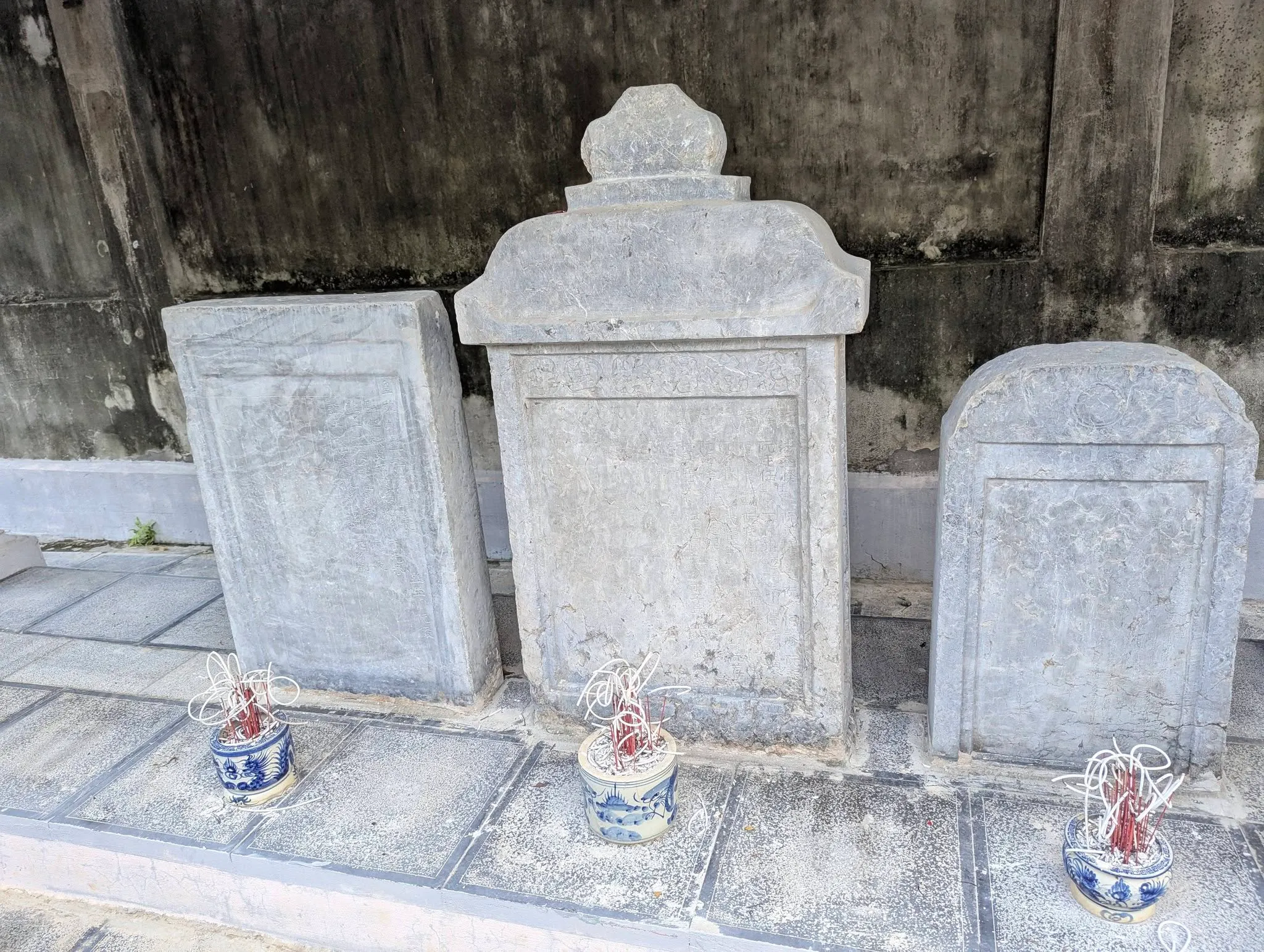 Bia đá trong đền Văn Hiến.