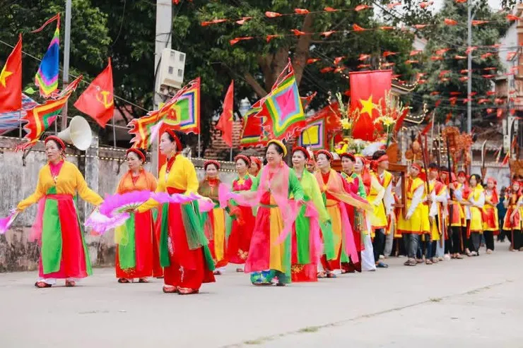 Đoàn rước tại Hội đình ở làng Tri Lai