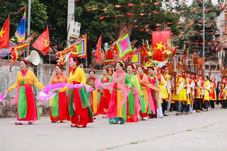 Đoàn rước tại Hội đình ở làng Tri Lai