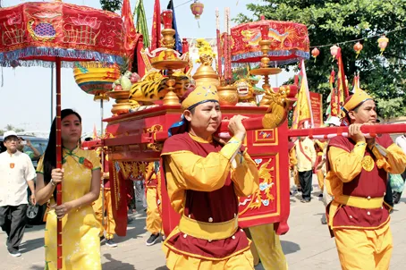 Thực hiện nghi thức cung nghinh các thần linh trong Lễ hội Chùa Ông