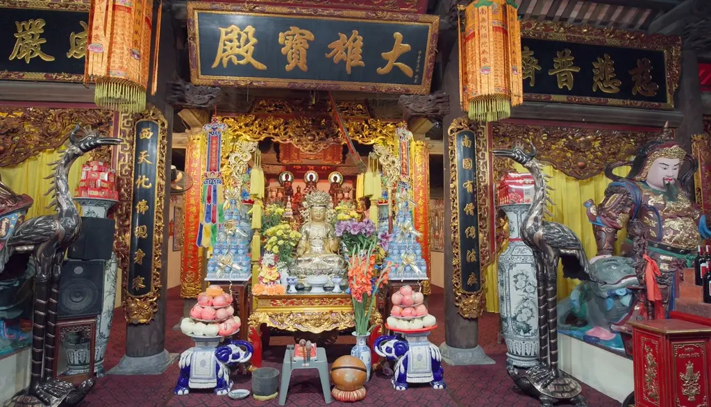 Ban thờ bên trong Chùa Tứ Xã