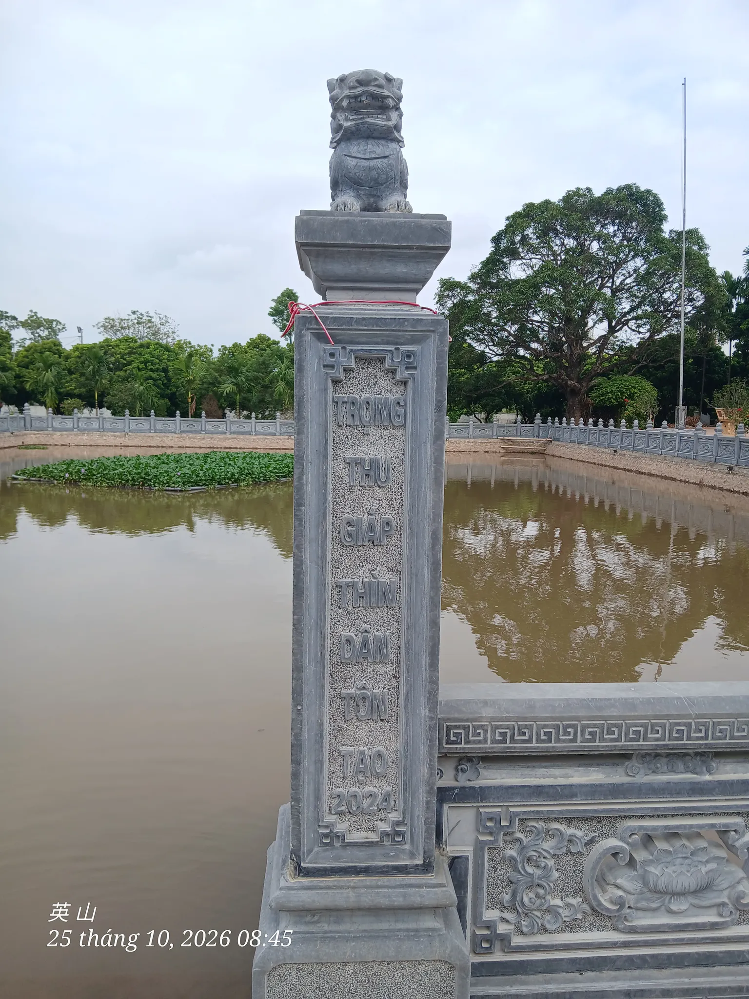 Cột trụ bên lối xuống hồ nước ở đình Yên Lộ