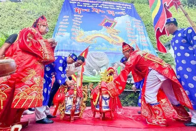 Xin nước từ núi Ngọc được dẫn về đền Nghè tại Lễ hội chọi trâu Đồ Sơn