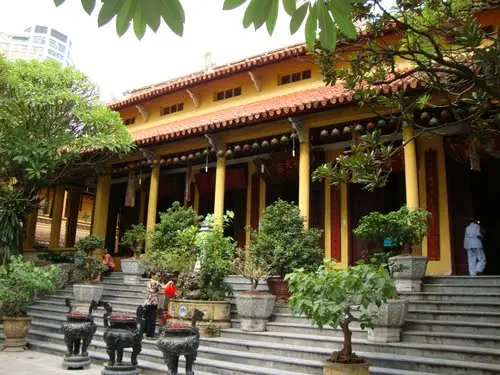 Khuôn viên Chùa Quán Sứ