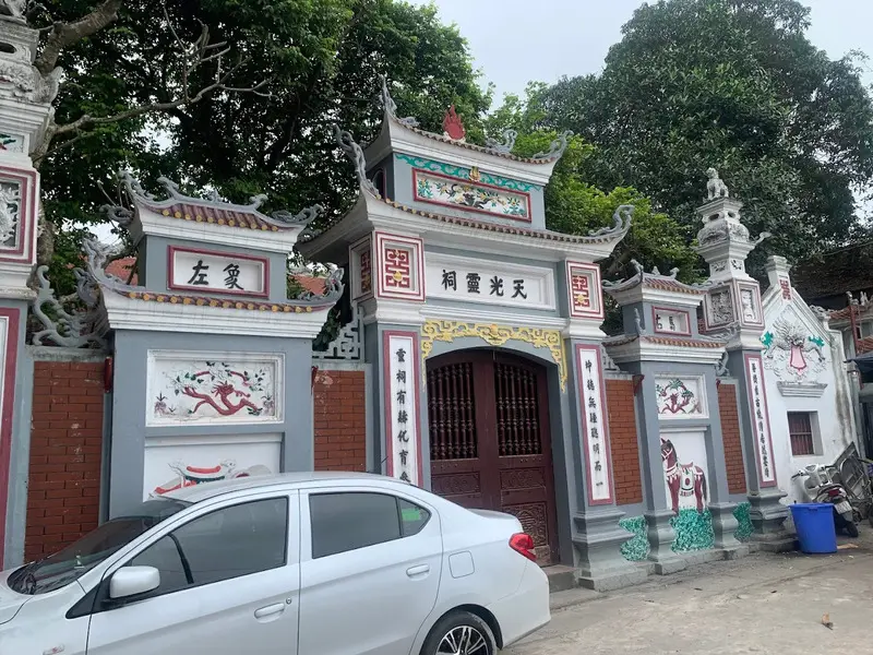 Không gian cảnh quan bên ngoài cổng tam quan Đền Ghềnh