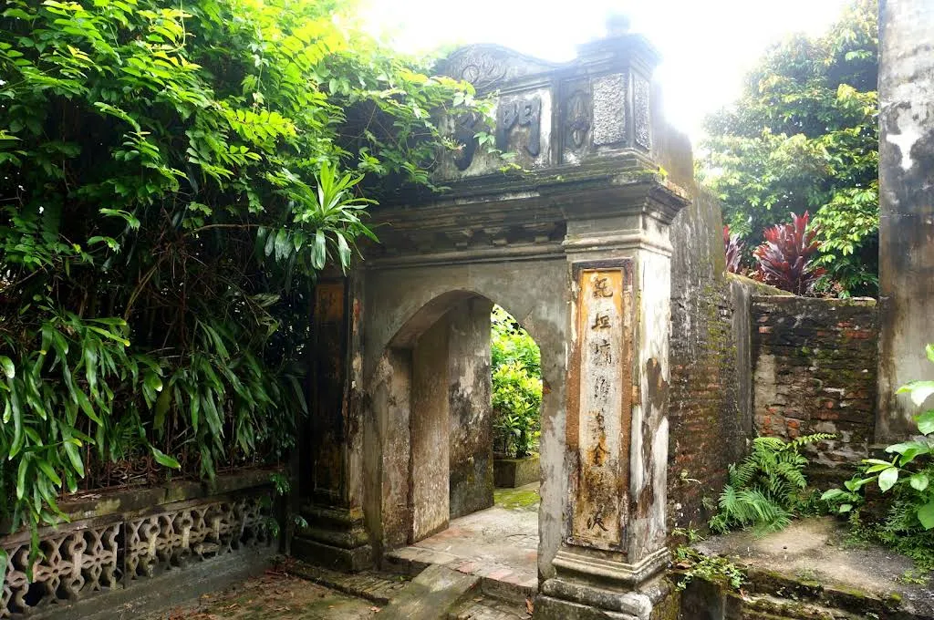 Cổng bên trong Từ Đường Nguyễn Khuyến