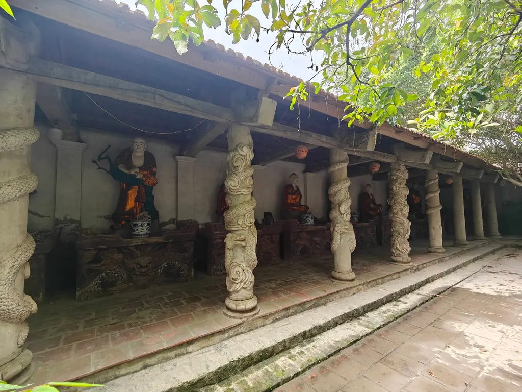 Dãy tượng tại Chùa Ứng Linh