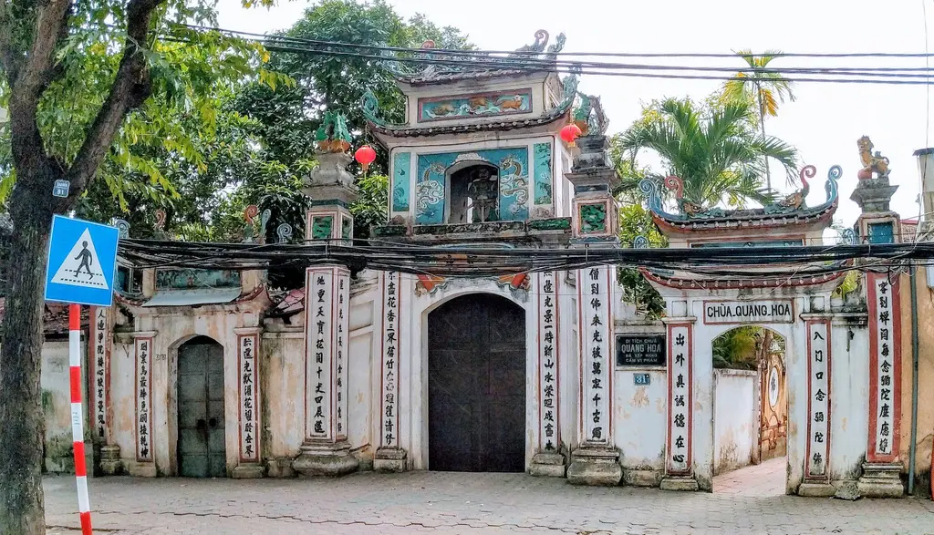 Công tam quan Chùa Quang Hoa