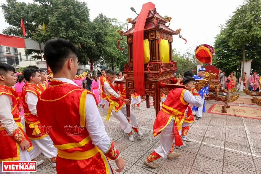 Kiệu Thánh Ông liên tục xoay vòng trong Hội làng Thổ Khối