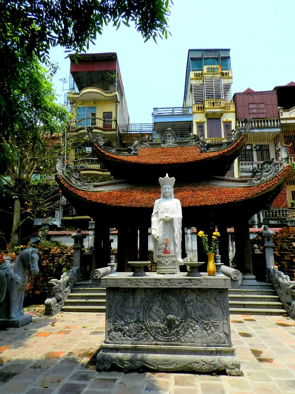 Góc thờ Phật bên cạnh Đền Đồng Nhân