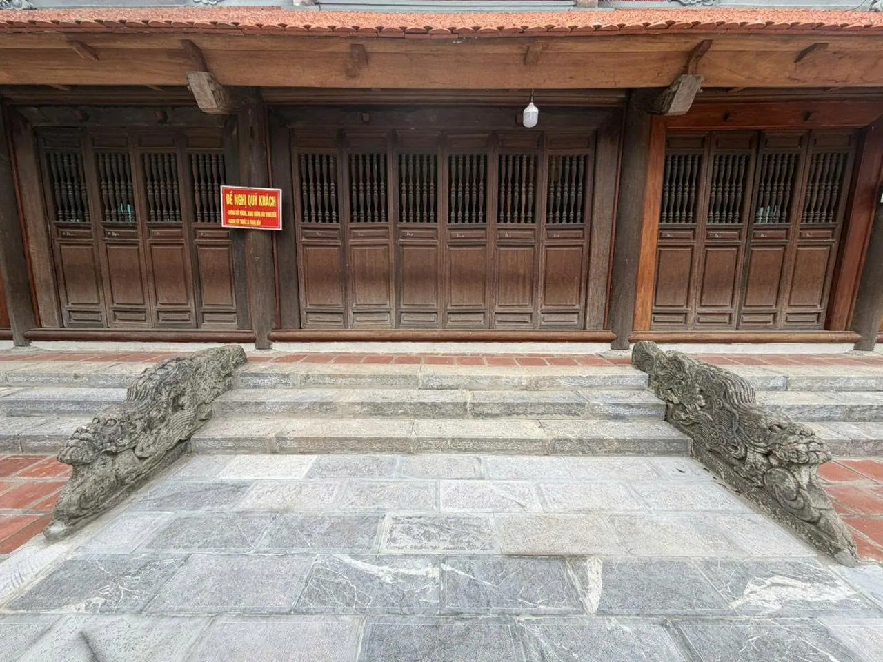 Rồng đá trước cửa Đền Thanh Nhàn