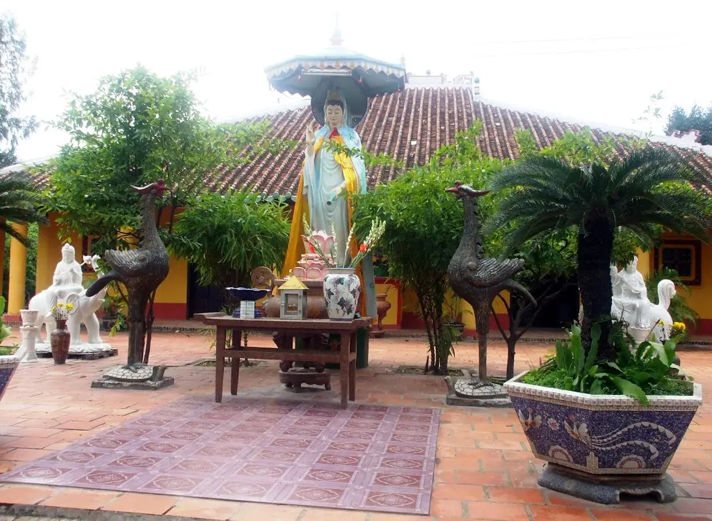 Không gian Chùa Phụng Sơn
