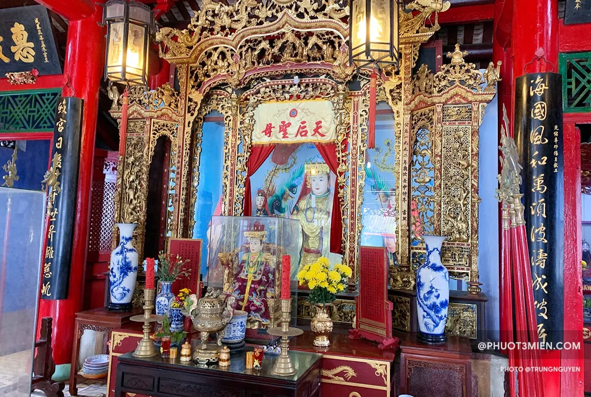 Ban thờ bên trong Hội quán Ngũ Bang